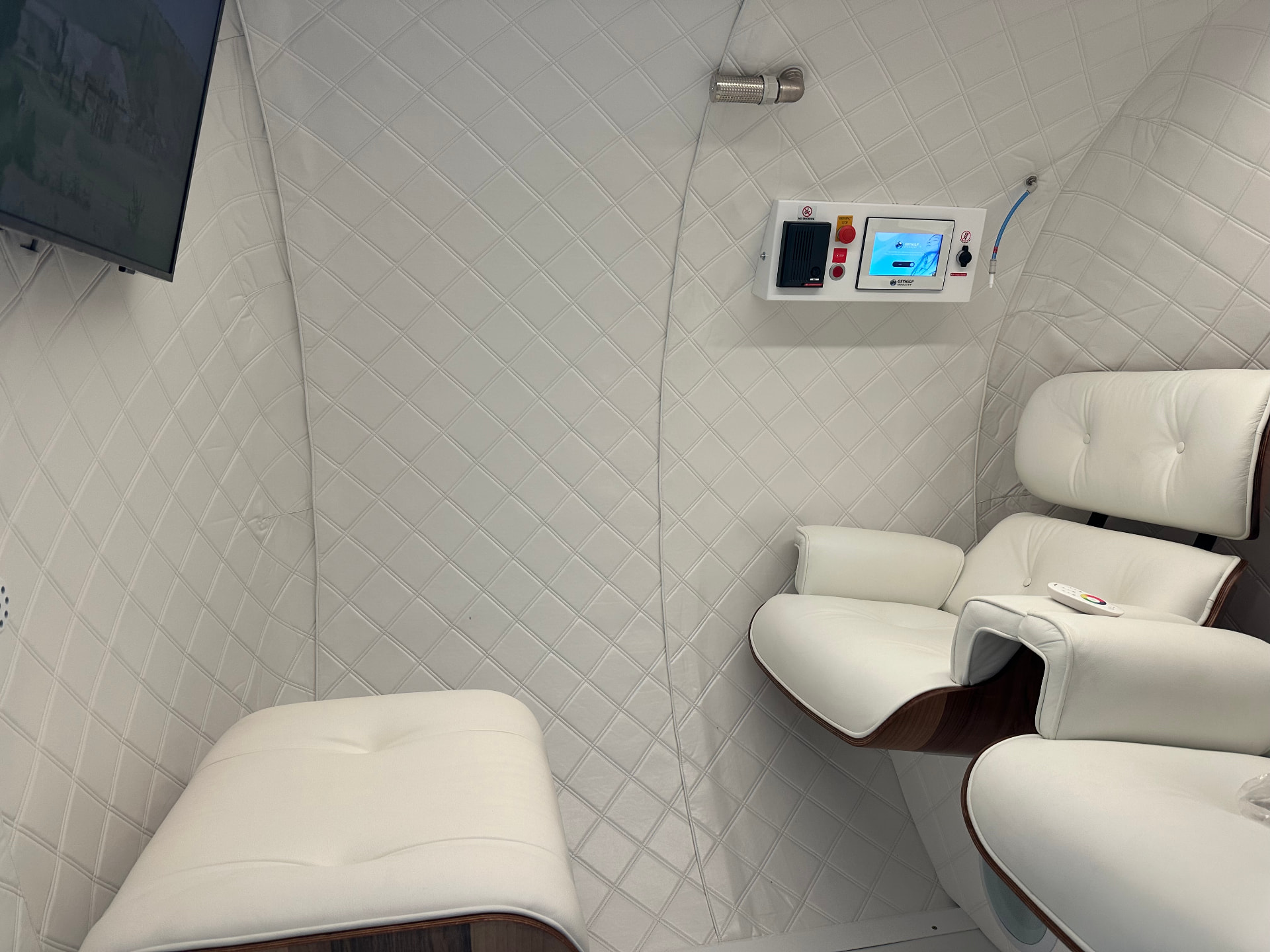 Personal reclining seat and entertainment screen in the two-seat hyperbaric chamber